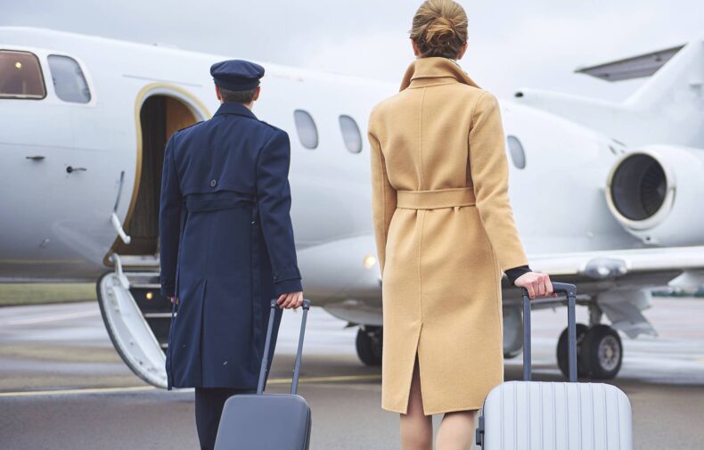Chauffeur ELM Limousine accueillant des passagers à l'aéroport de Genève
