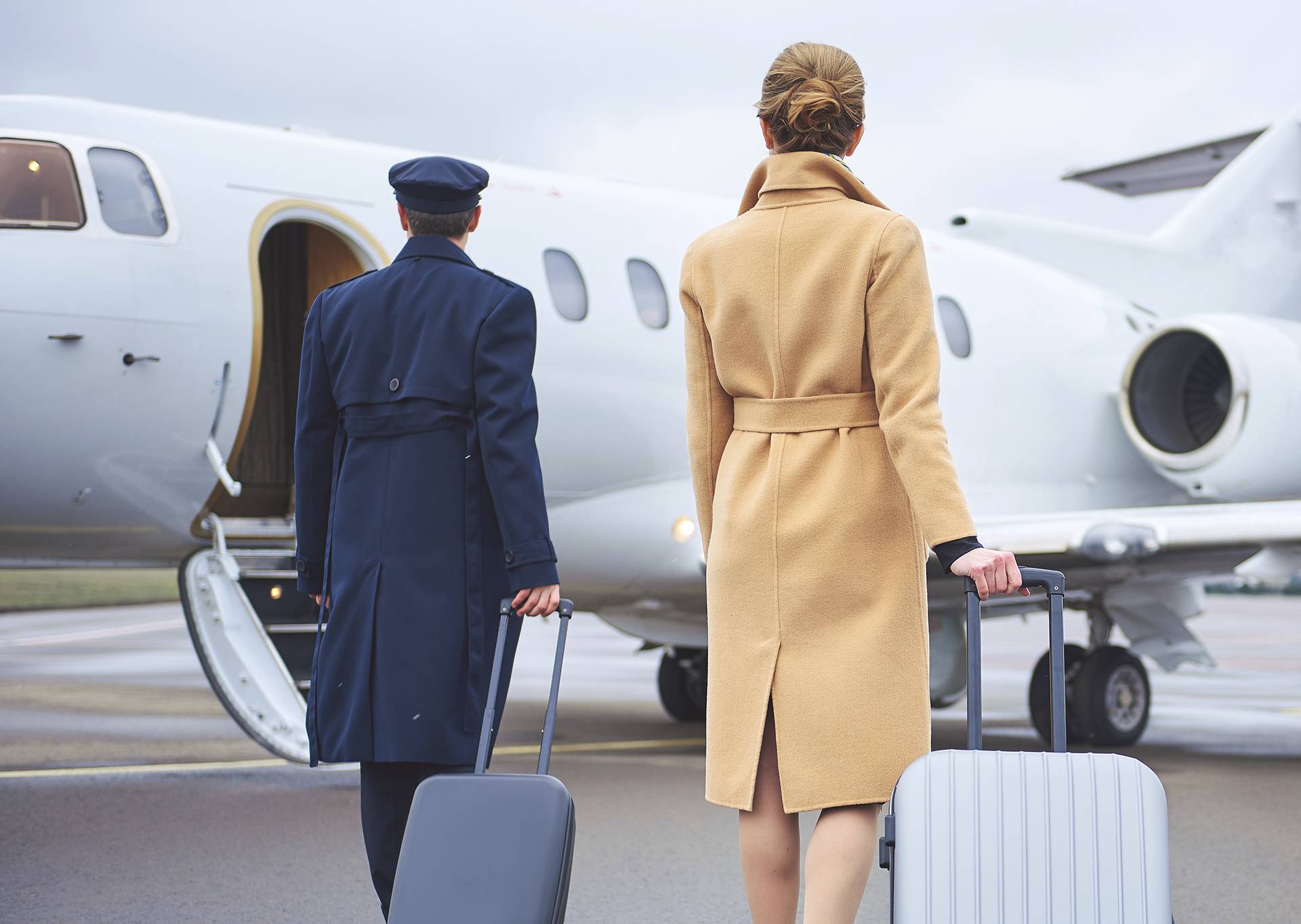 Chauffeur ELM Limousine accueillant des passagers à l'aéroport de Genève